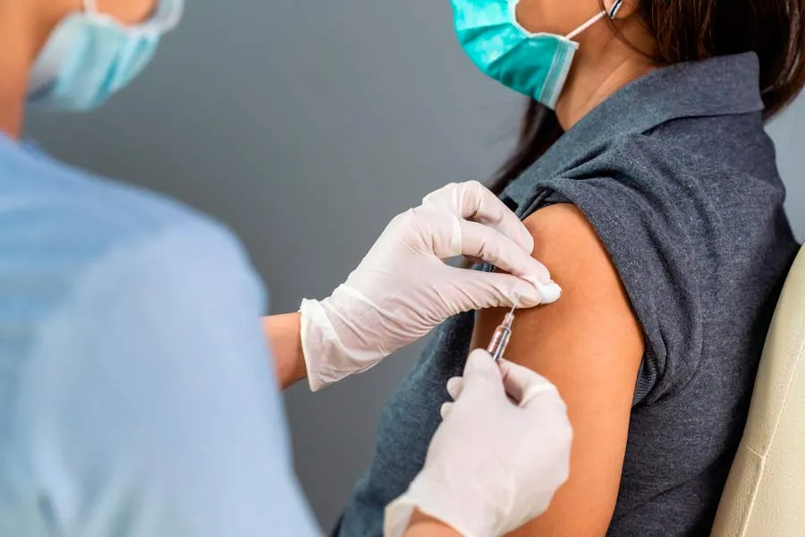 Algunas personas buscan vacunarse con la vacuna de otro laboratorio por temor a no tener protección suficiente ante COVID-19.