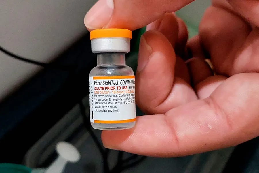 Pfizer implement&oacute; un sistema de colores en sus tapas para definir las dosis acorde a las diferentes edades.