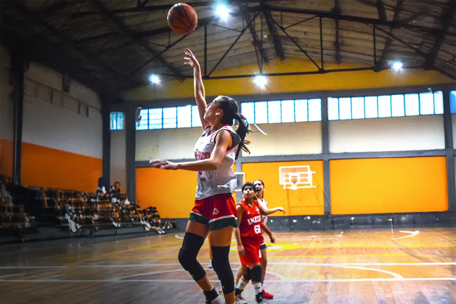 Valentina Aguilera Romo, estudiante PrepaTec Navojoa, en el torneo de basquetbol donde le dieron la victoria a México