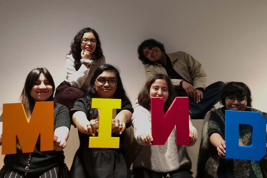 Vanesa Escobedo con estudiantes del grupo MIND del campus Monterrey.