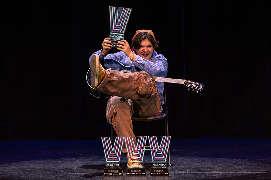 Diego se proclamó ganador del Festival de la Canción en VIBRART 2025.