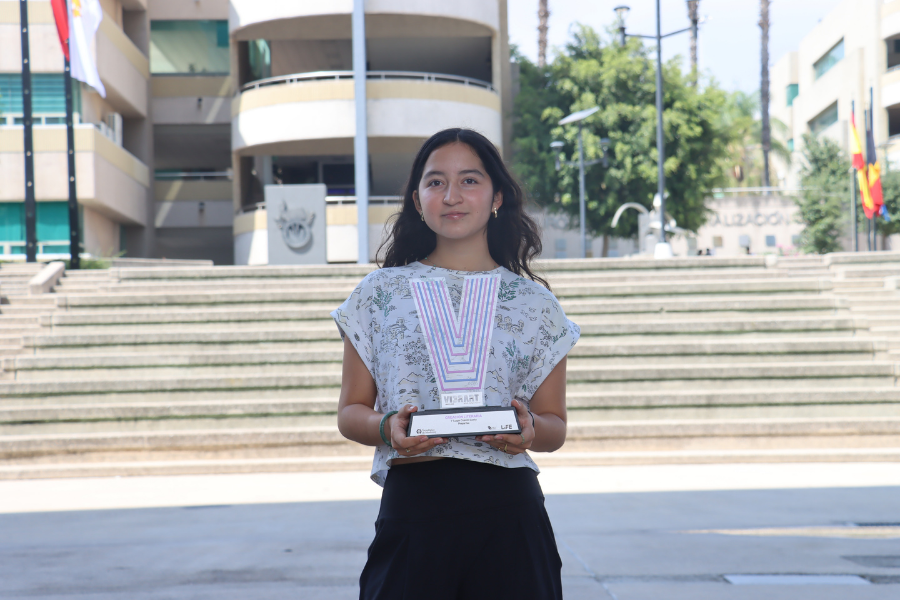 Aluma de PrepaTec posa con su premio nacional 