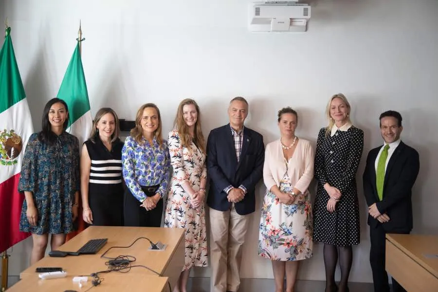 Embajadora de Irlanda con vicerrectores de la institución.