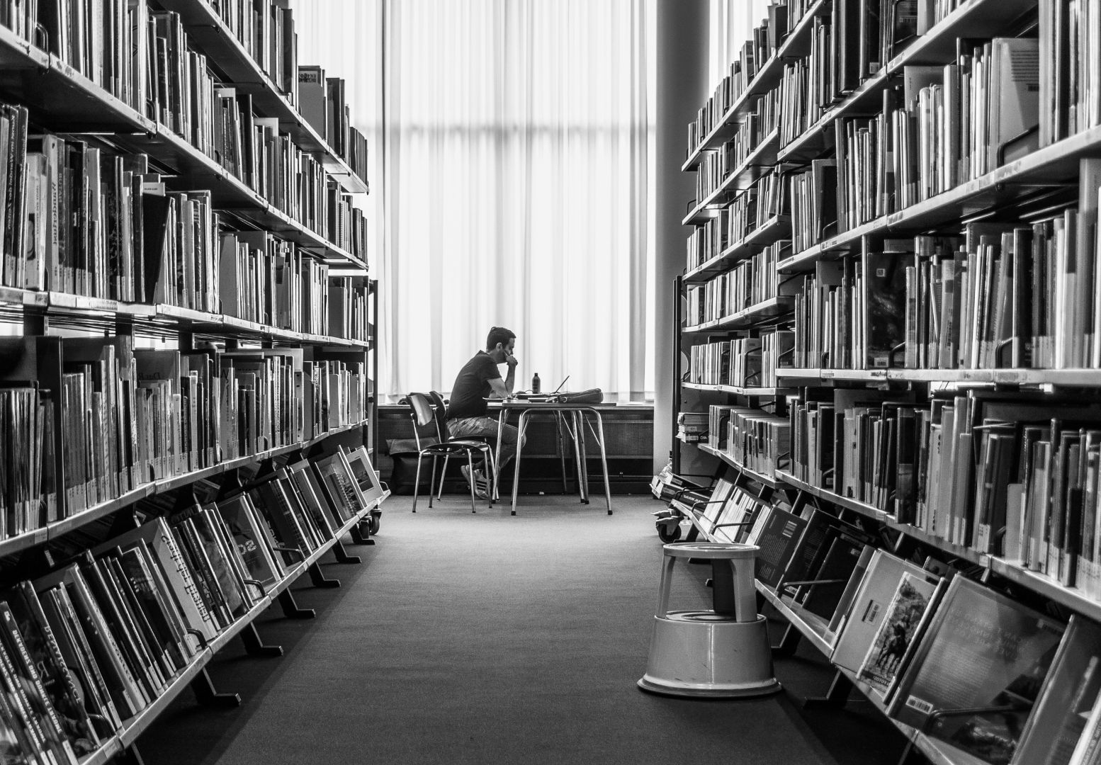 Estudiante pensando en clases del semestre.