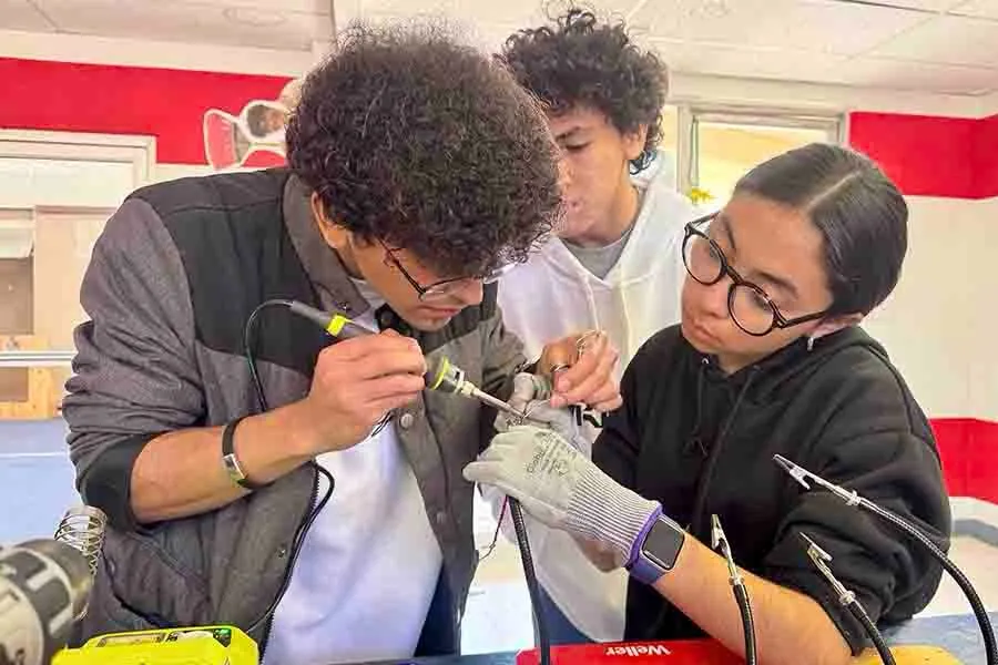 Alumnos de Xrams soldando