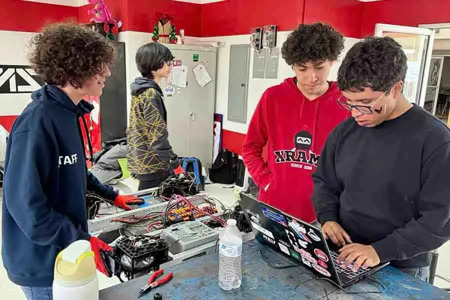 Estudiantes programando el robot