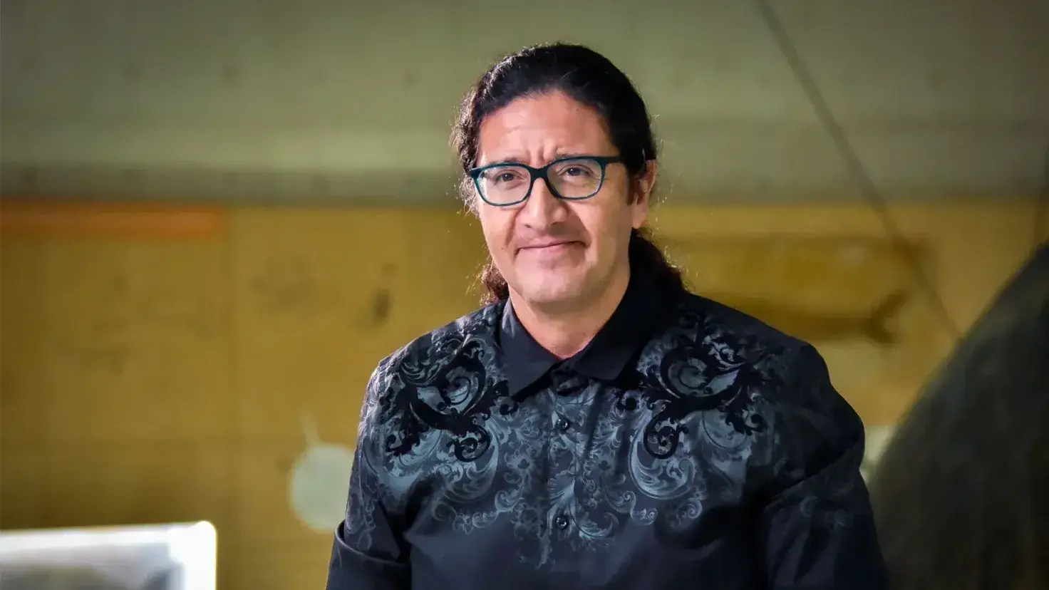 El Dr. Manuel Calderón es un físico mexicano EXATEC que trabaja en el Gran Colisionador de Hadrones.