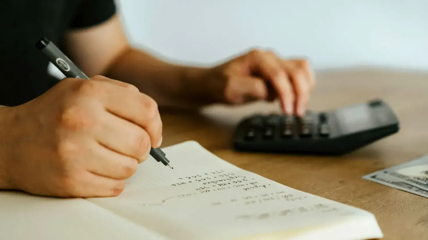 Persona con calculadora revisando finanzas personales