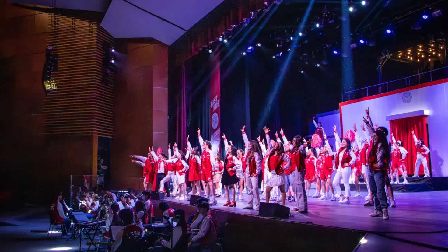 Estudiantes del Tec campus Hidalgo interpretan una coreografía grupal durante High School Musical: On Stage, como parte de las actividades de arte y cultura en mayo.