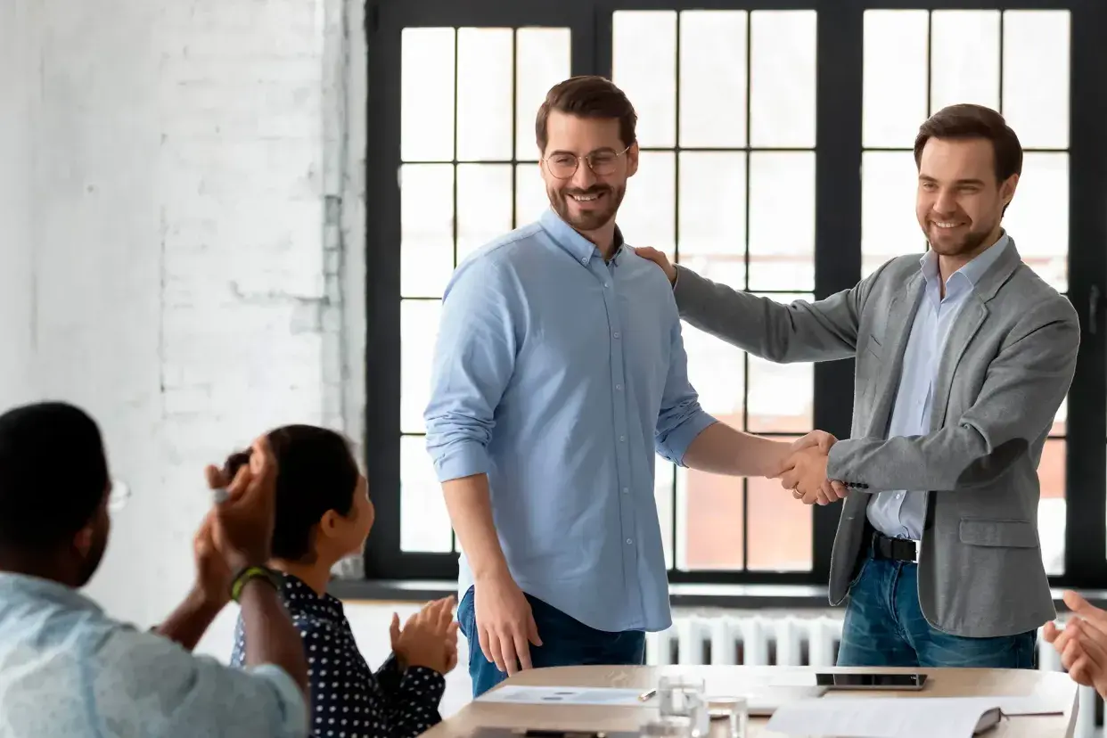 Líder de empresa reconoce a sus colaboradores 