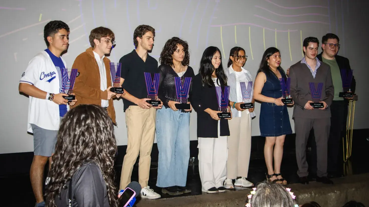 ¡Creatividad a tope! VIBRART 2025 premia talento literario estudiantil