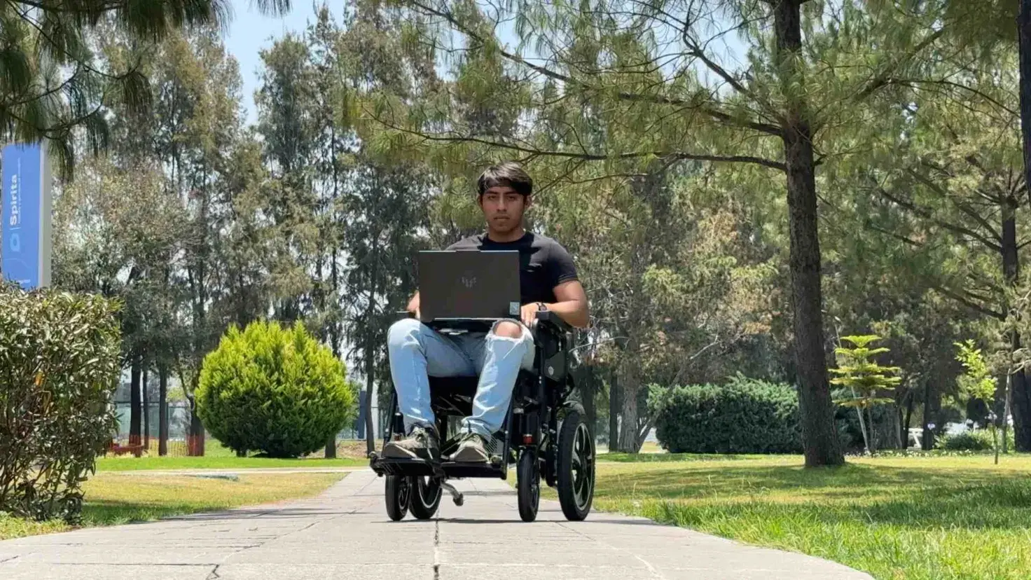 Alumnos del Tec campus Puebla desarrolló una silla de ruedas que se puede controlar con la mente