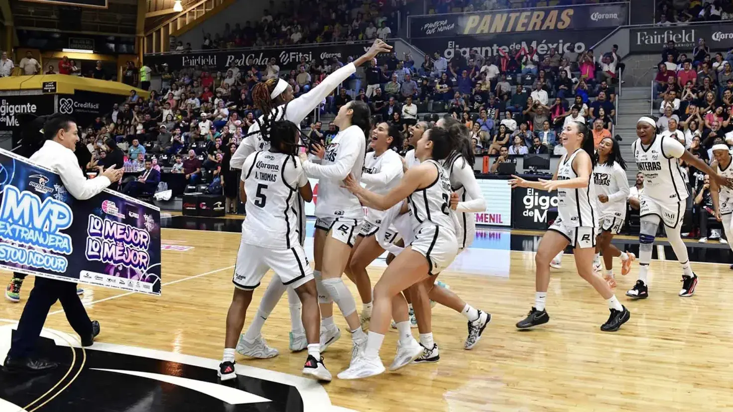 Panteras celebrando su victoria
