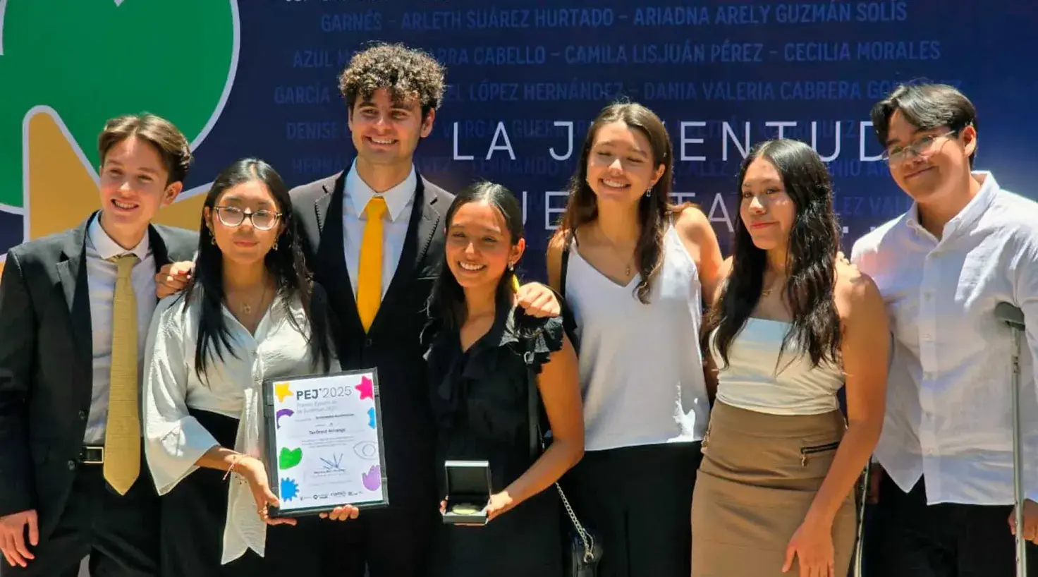 Estudiantes de PrepaTec Querétaro son reconocidos con el Premio Estatal de la Juventud por sus actividades académicas de robótica. 