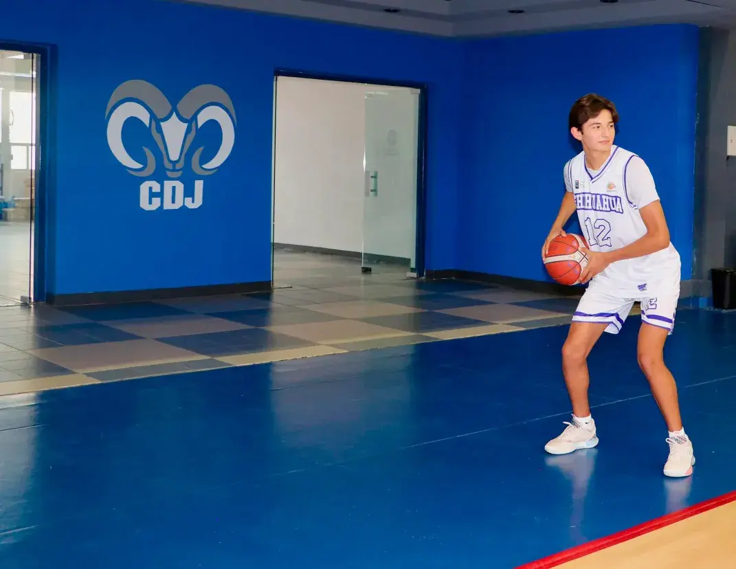 Alumno PrepaTec practicando basquetbol en gimnasio del Tec Ciudad Juárez