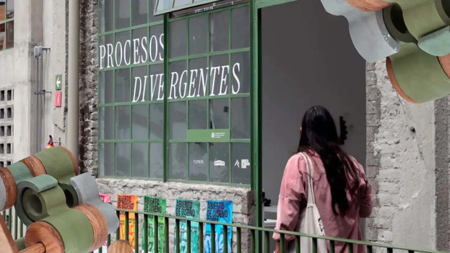 Estudiantes de Diseño del Tec en Estado de México presentan su colección de mobiliario modular en el Abierto Mexicano de Diseño 2025.