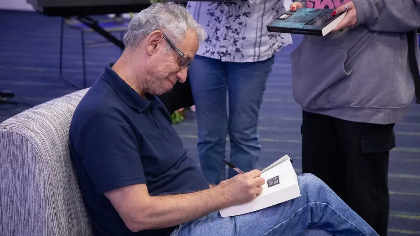 Antonio Malpica en firma de libros en Enlace Literario
