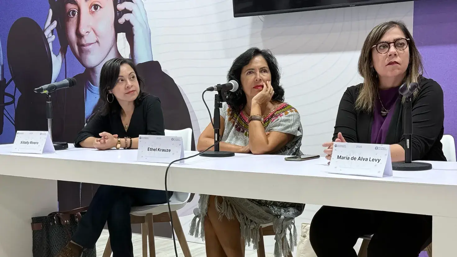 Las tres profesoras del Tec sentadas para ofrecer la charla en la FIL