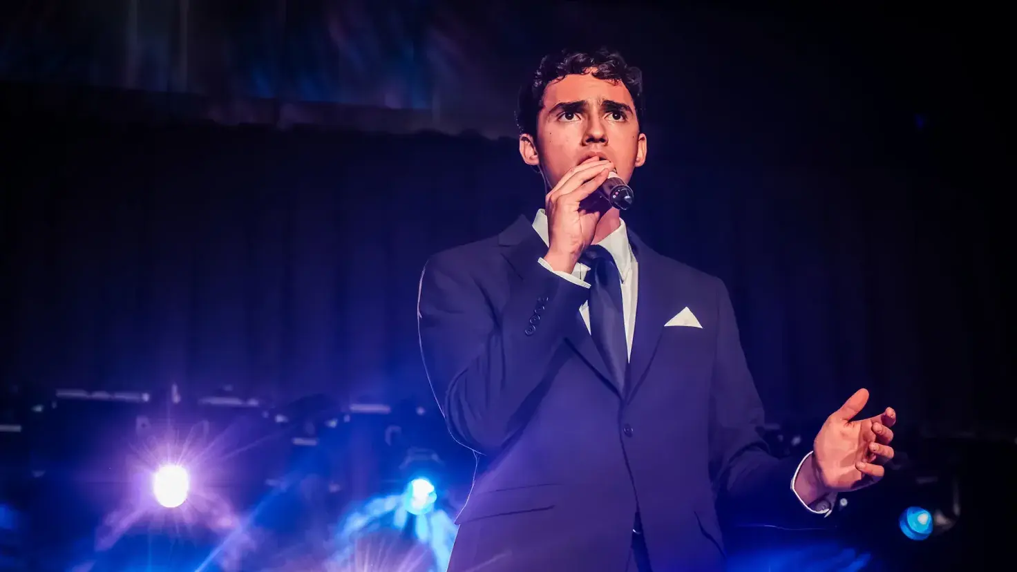Estudiante viste de traje y destaca como cantante en evento del 50 aniversario del Tec de Monterrey campus Laguna