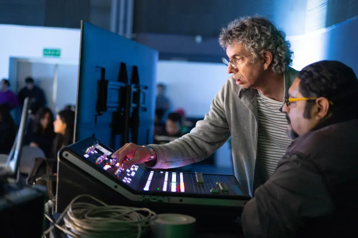 El productor Darío Peñaloza y ganador de dos Latin Grammys comparte tendencias de la industria musical antes estudiantes del Tec campus Querétaro. 