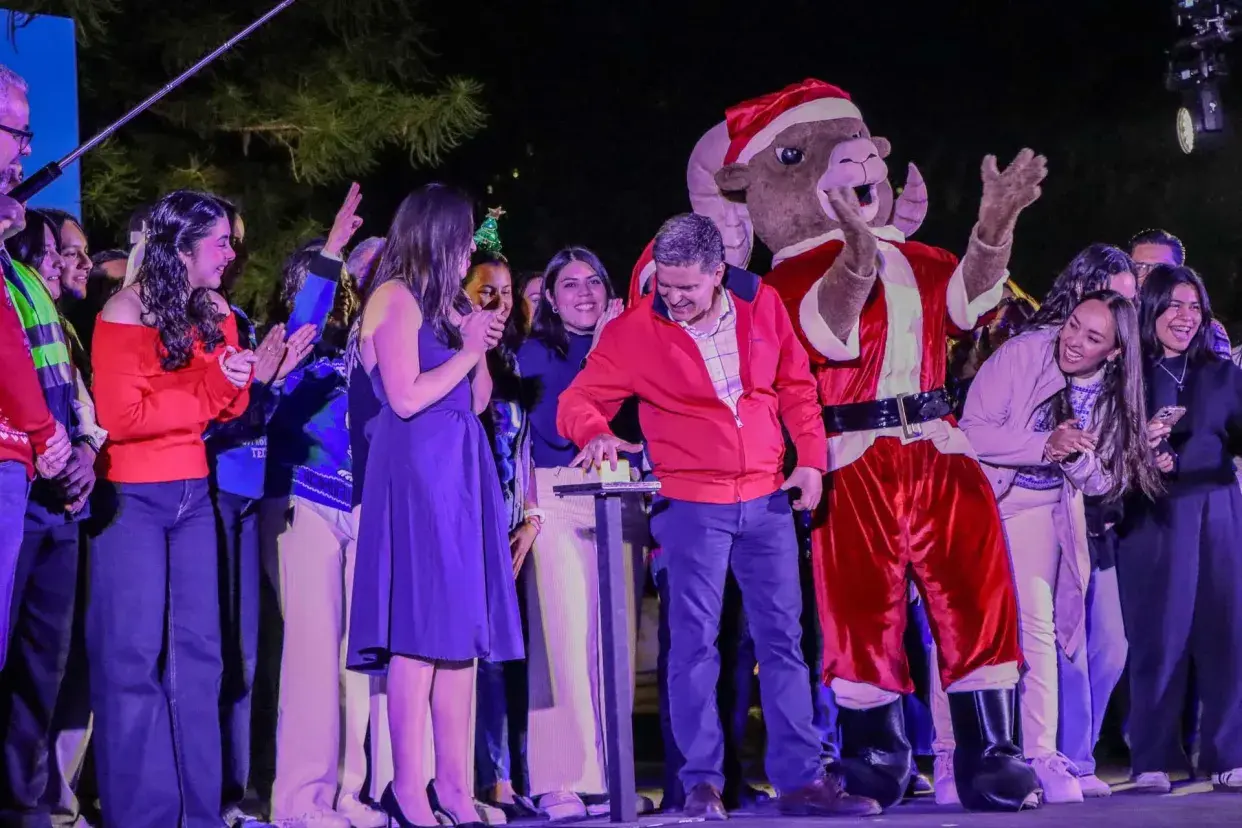 En el marco del 50 aniversario del Tec campus Querétaro, la comunidad inició las fiestas decembrinas con el encendido de luces y Christmas Rocks.
