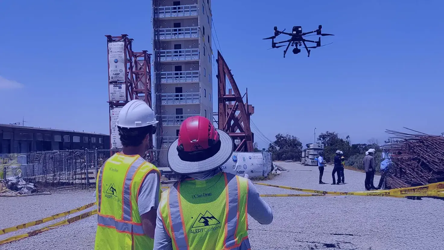 Abraham Romo volando un dron