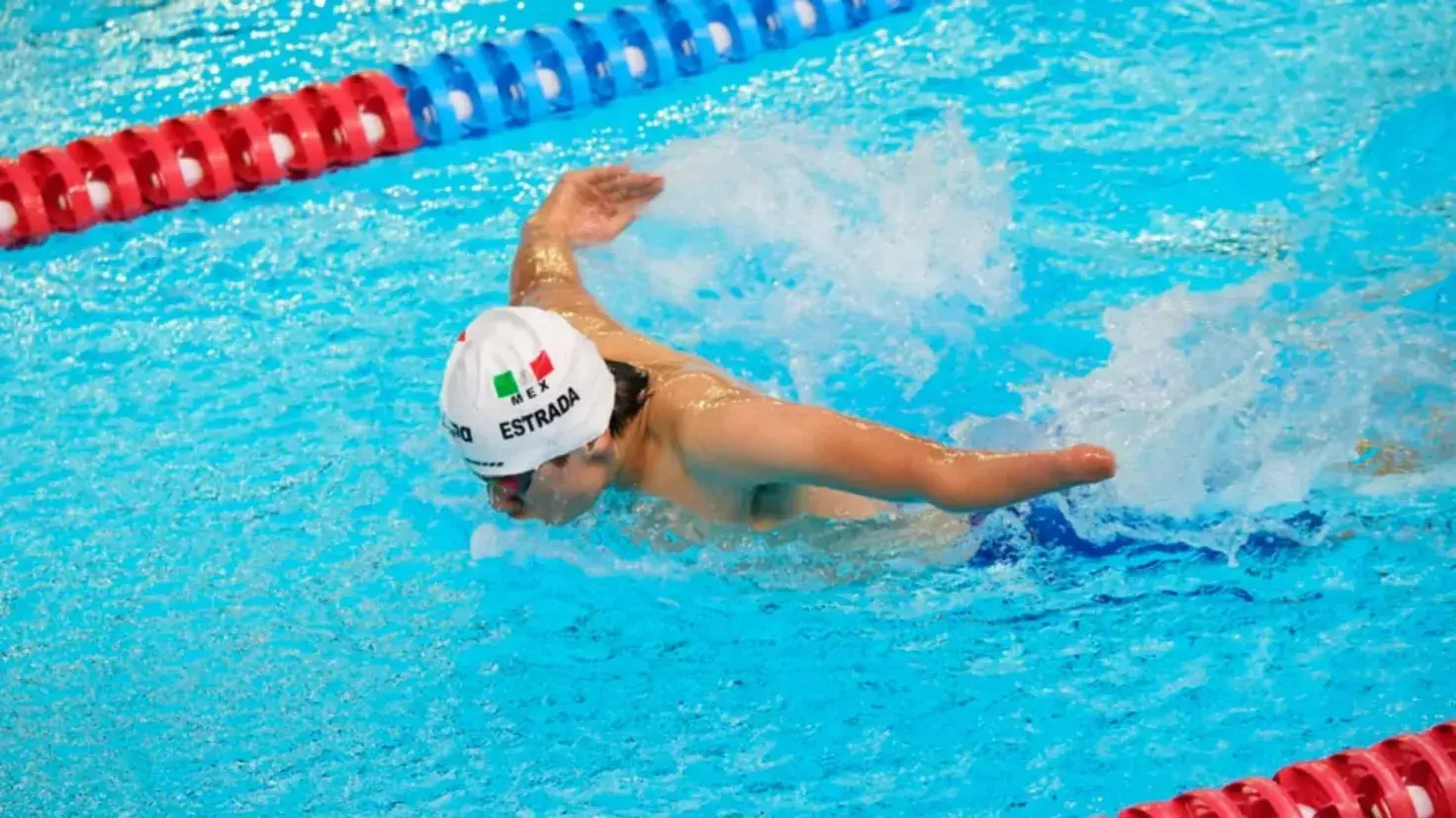 Luis Estrada, alumno de PrepaTec Querétaro en prueba de natación durante los Juegos Parapanamericanos Chile 2025