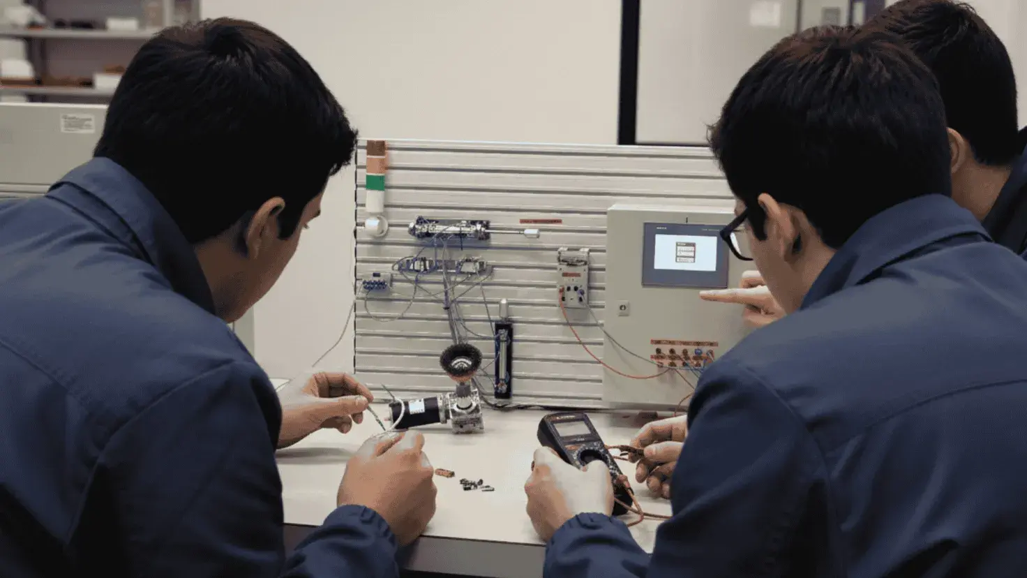 Estudiantes de Ingeniería Mecatrónica trabajando en el proyecto