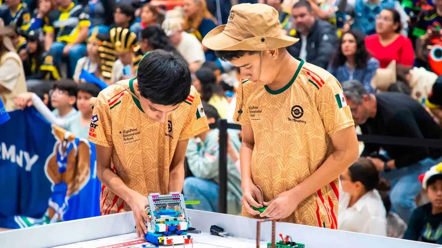 Niños participan en el juego del robot en FIRST LEGO League en PrepaTec Laguna