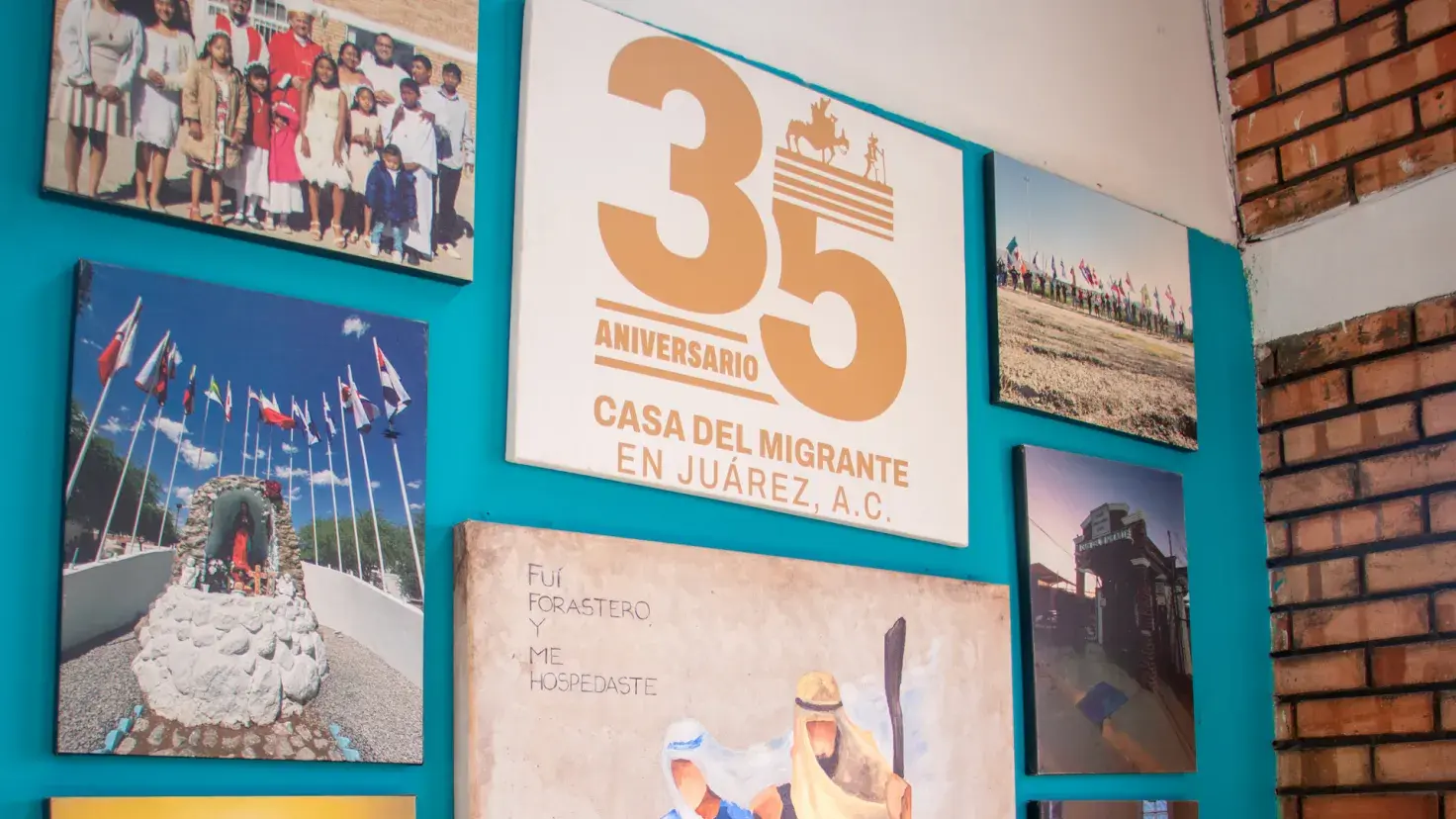 Resepcion de la casa del migrante con fotografias y reconocimientos 
