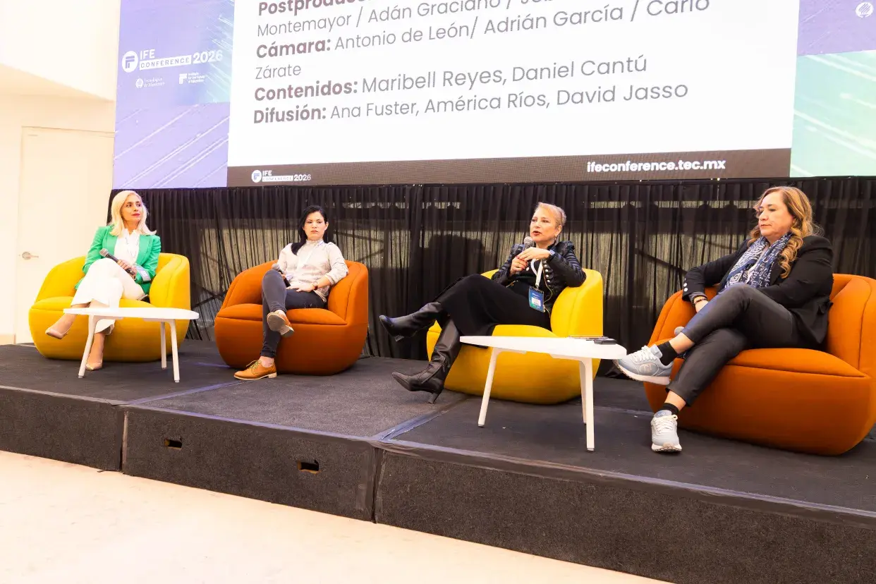 Panel de discusión durante la presentación de InnovaTED, donde cuatro mujeres participan sentadas en sillones de colores sobre un escenario, dialogando sobre innovación y transformación educativa frente a una audiencia. Detrás de ellas se observa una pantalla.