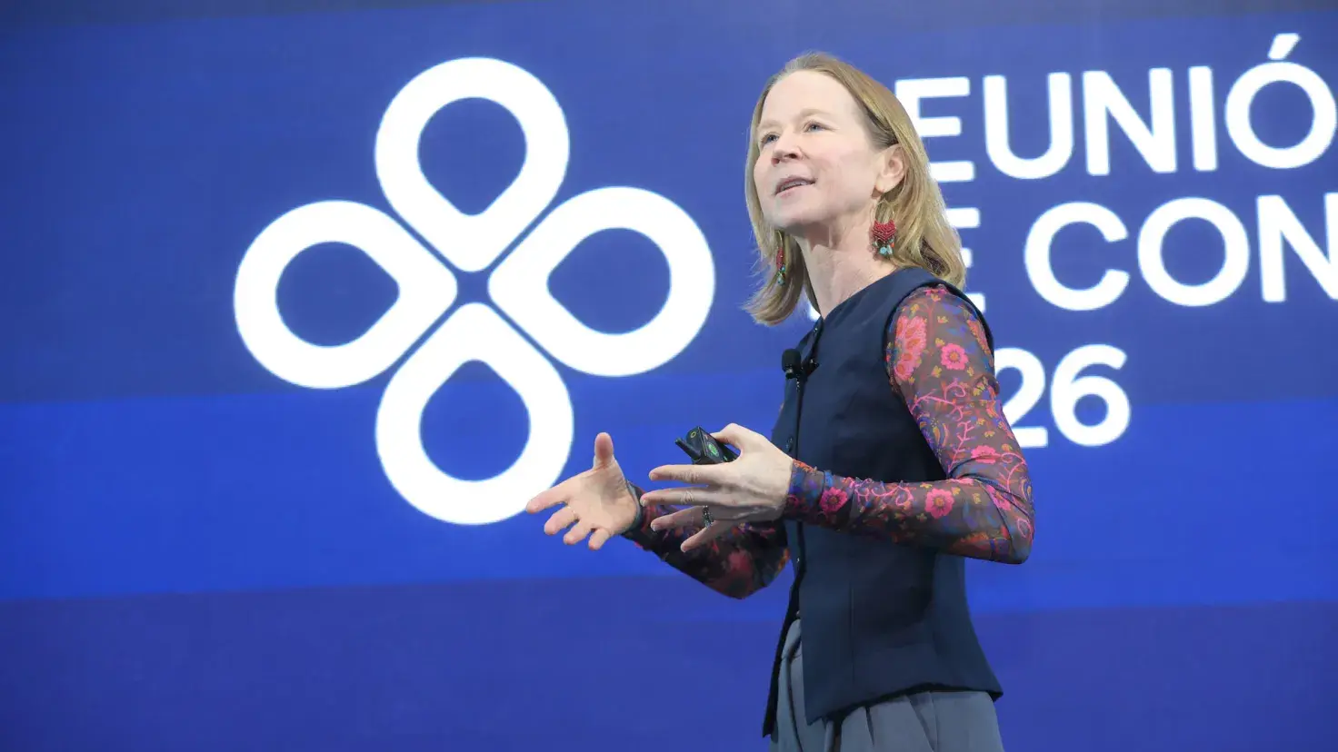April Rinne, futuróloga, da una conferencia durante la Reunión de Consejeros 2026