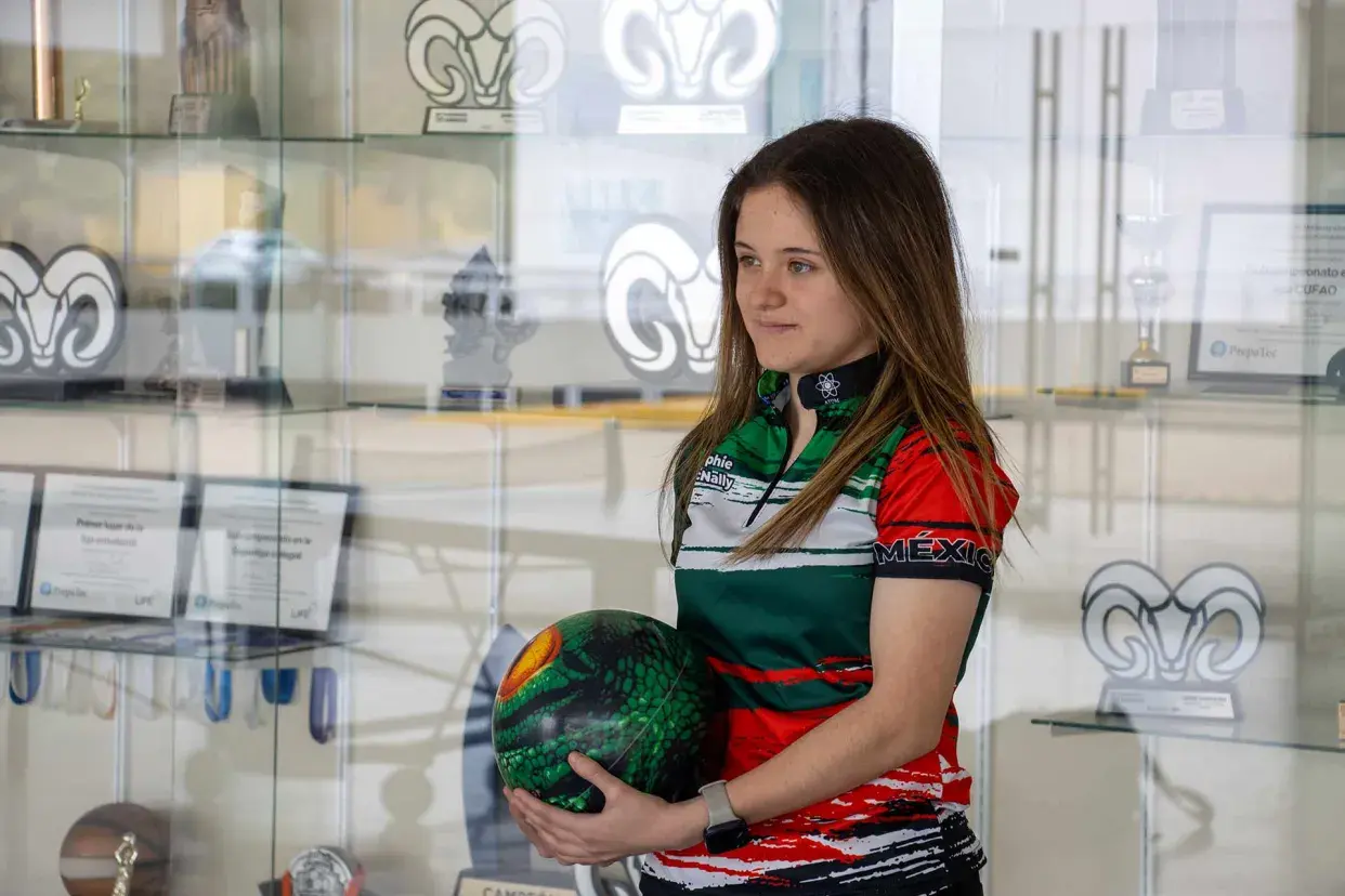 Boliche femenil juvenil, deporte en el que destaca internacionalmente Sophie McNally, de PrepaTec Santa Anita. 