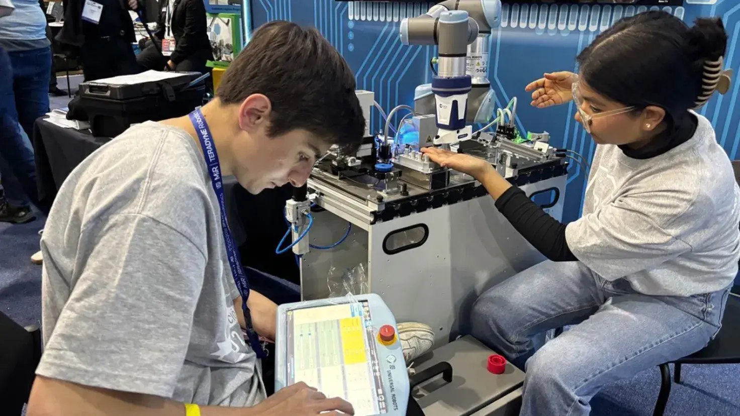Michelle Álvarez  y José Joaquín Cisneros, estudiantes de Mecatrónica del Tec en Querétaro, ganaron el primer lugar nacional en la competencia COBÓTICA 2026.