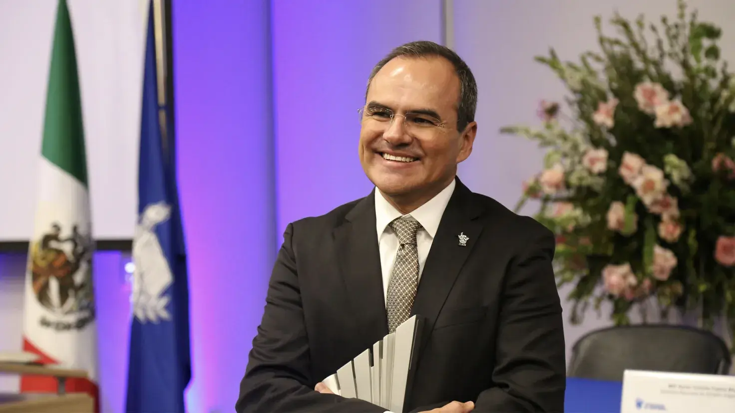 Ricardo Alcalá recibiendo el Premio al Mérito EXATEC