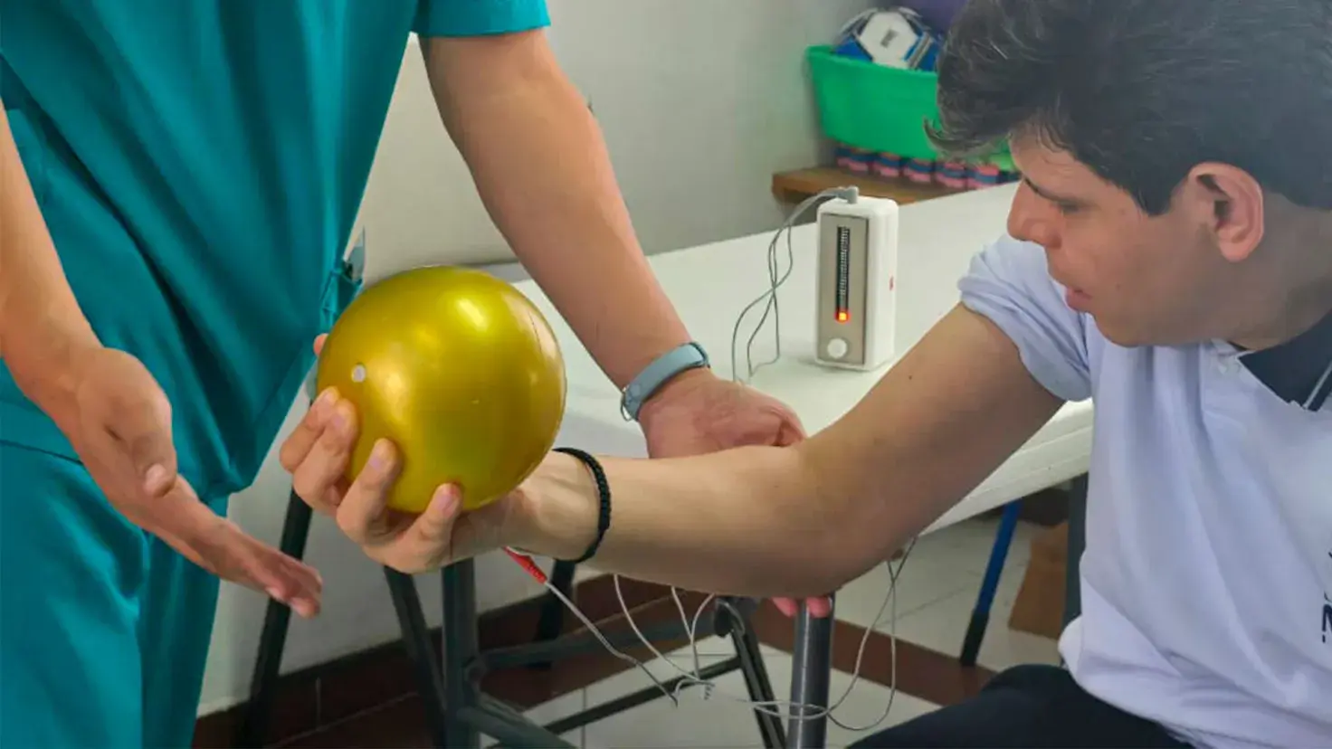 Alumnos de Ingeniería Mecatrónica del Tec en Estado de México crearon y donaron un dispositivo funcional como técnica terapéutica motriz no invasiva.