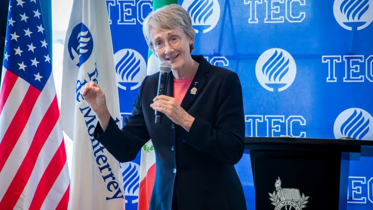 La Dra. Heather Wilson, presidenta de la Universidad de Texas en El Paso (UTEP), dialoga con estudiantes del Tecnológico de Monterrey campus Ciudad Juárez