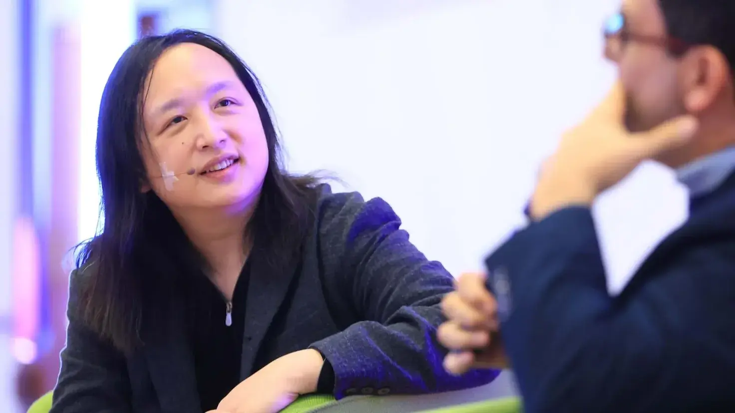 La exministra digital de Taiwán compartió cómo el diseño ético de la inteligencia artificial puede fortalecer la participación ciudadana.