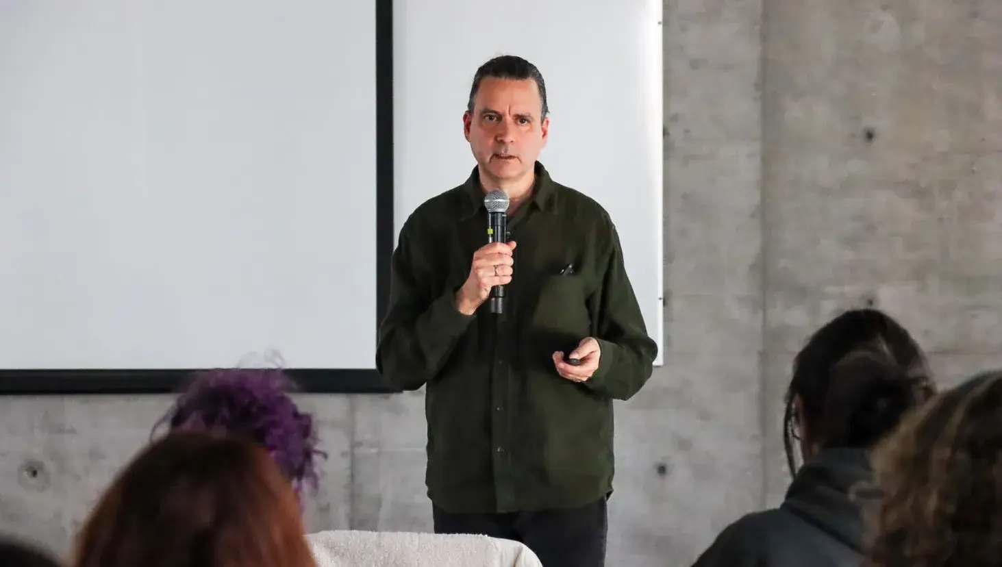 Allan Chochinov encabezó un workshop en el Tecnológico de Monterrey campus Querétaro, donde invitó a estudiantes a replantear el rol del diseñador en una era marcada por la inteligencia artificial, la crisis climática y la transformación social.