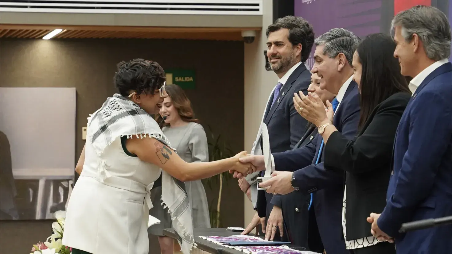 Impulsa igualdad con perspectiva de género y recibe Premio Mujer Tec