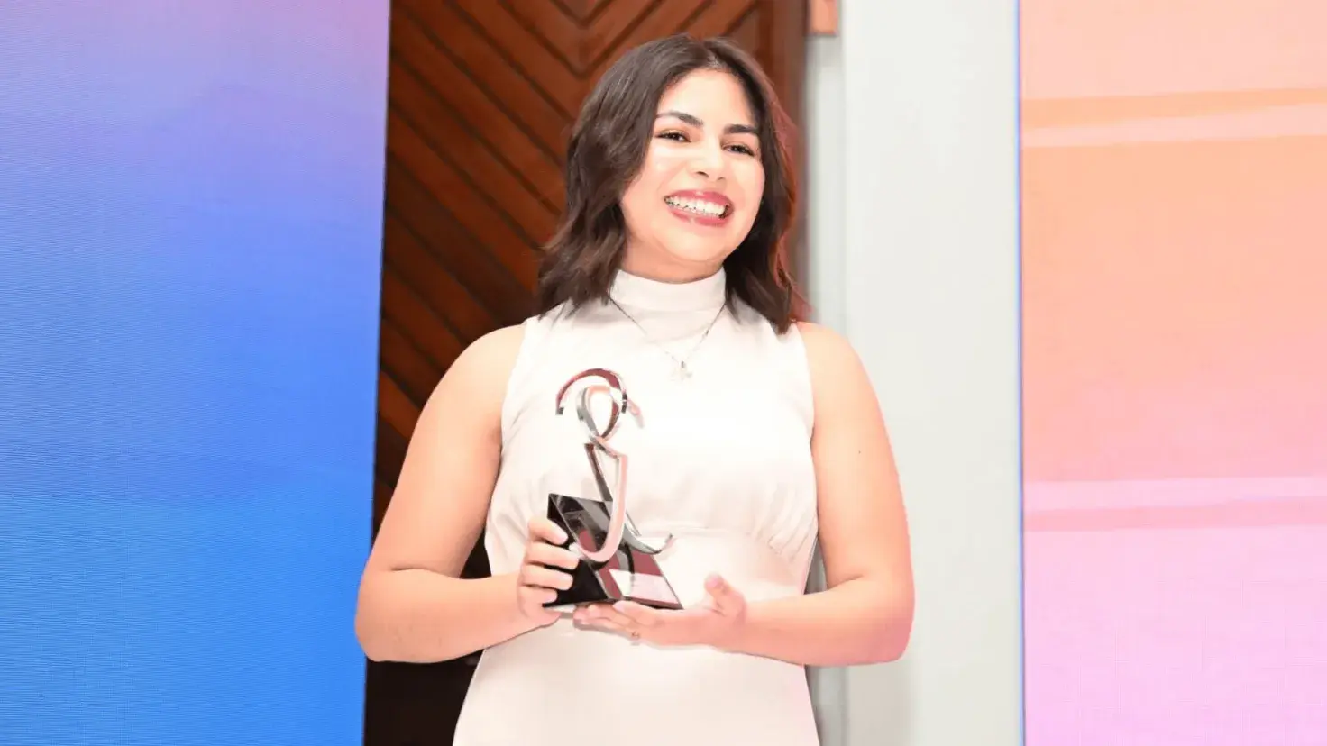 Ximena con su premio Rómulo Garza