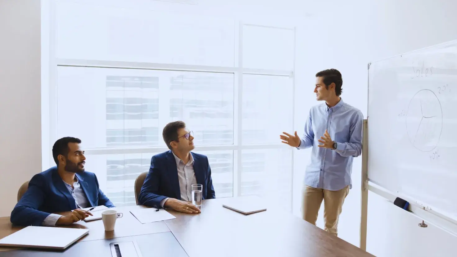 Emprendedor presentando su negocio a inversionistas en reunión para levantar capital