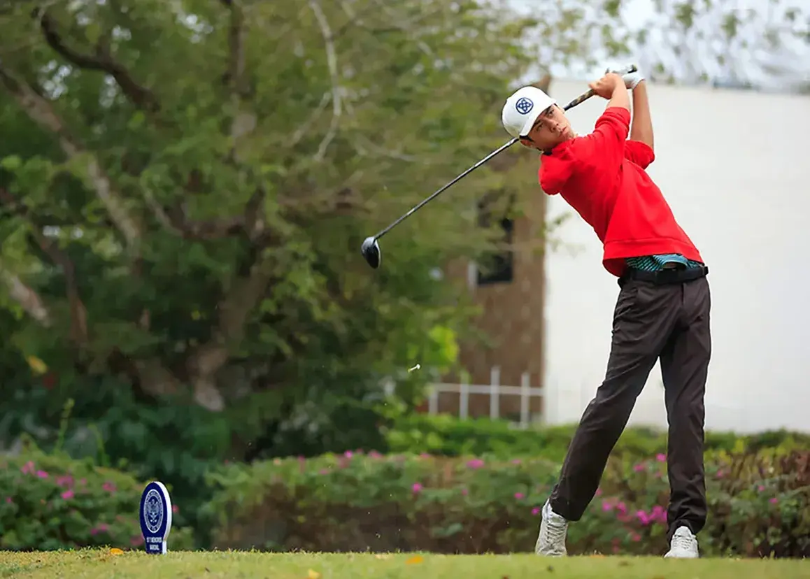 Práctica de golf, joven alumno de PrepaTec Santa Anita participa en torneos profesionales. 