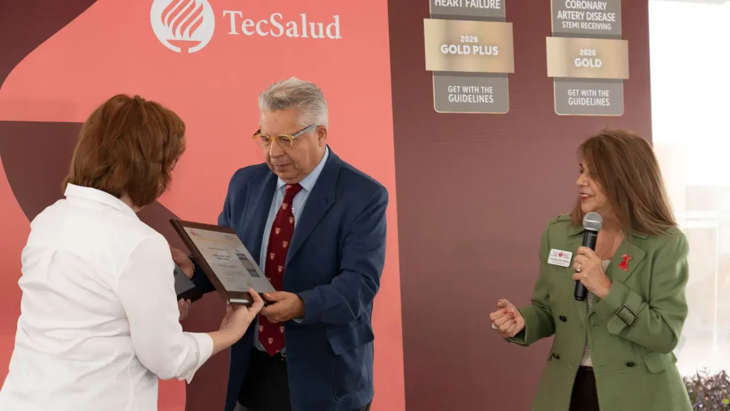 TecSalud destaca en cardiología con doble premio internacional