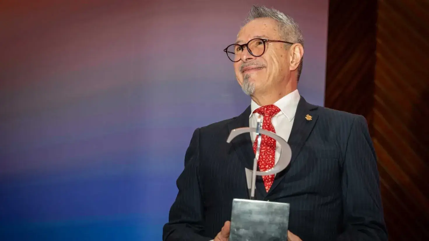 Raúl Monroy, profesor investigador del Tec en Estado de México, es reconocido con el Premio INSIGNIA por su trayectoria de investigación en IA.
