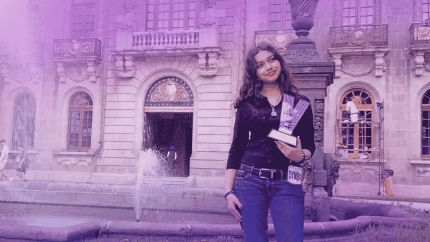 Geraldine Arias enfrente del Castillo de Chapultepec con su trofeo de VIBRART.