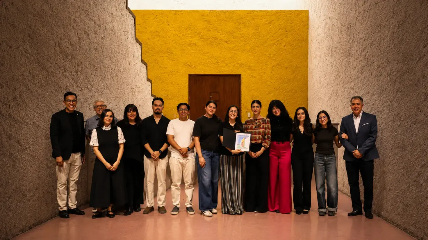Estudiantes y profesores de Arquitectura del Tec de Monterrey campus Laguna en fotografía montada dentro de Casa Caballero en Gómez Palacio