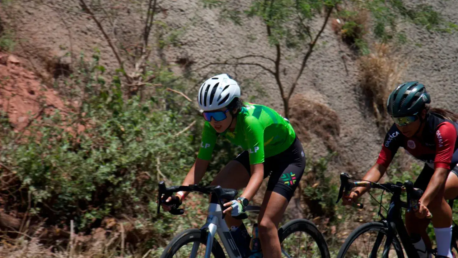 Jimena Méndez compite en la prueba de ruta durante la Olimpiada Nacional de Ciclismo en Jocotepec, Jalisco.