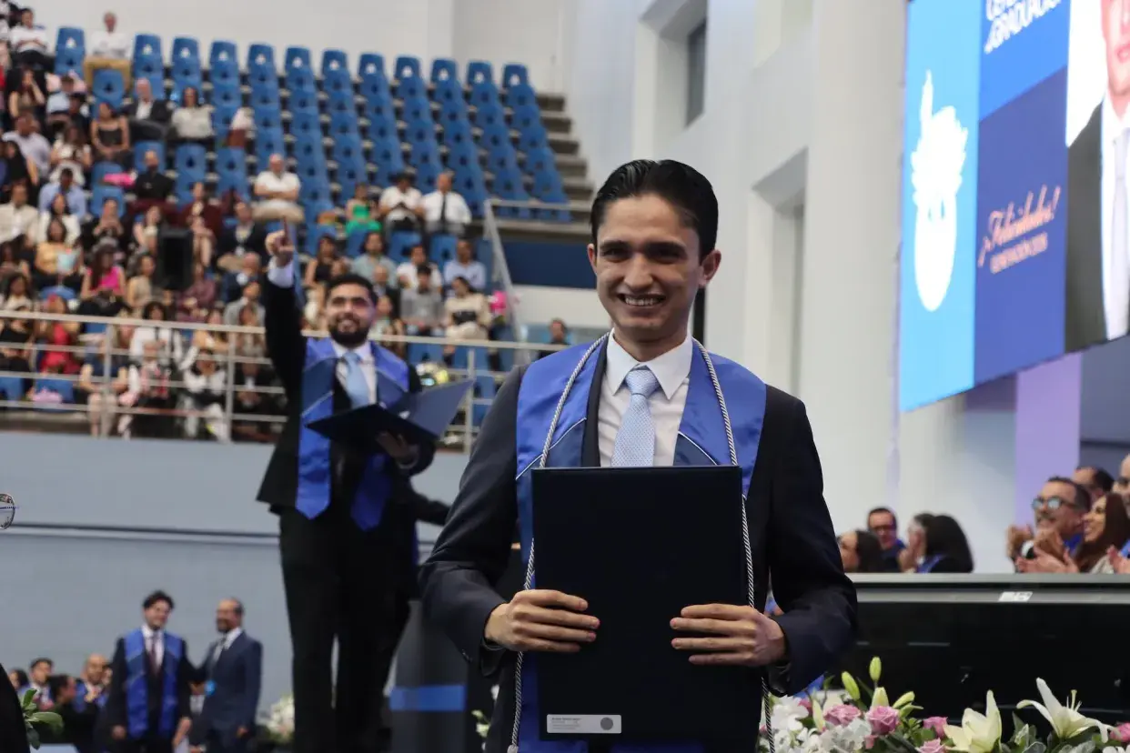 Estudiante del Tec Monterrey Campus Querétaro en su graduación