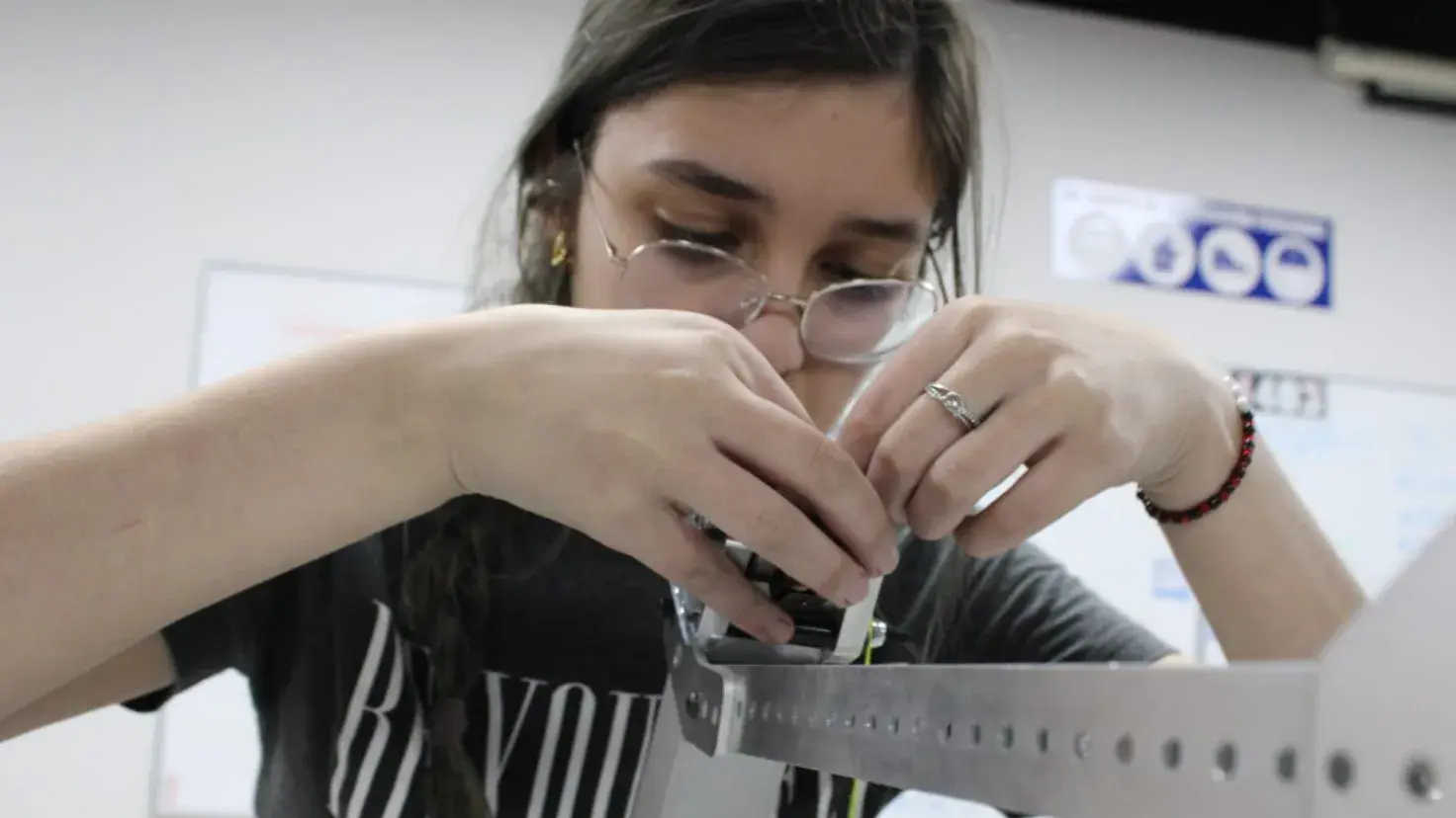Helena López trabaja con el diseño de un robot